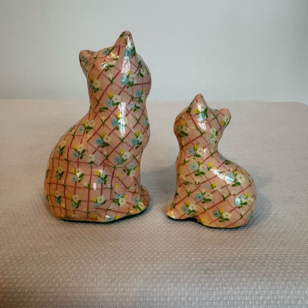 Miniature cat figurines with floral chintz decoupage pattern - Picture 2 of 7